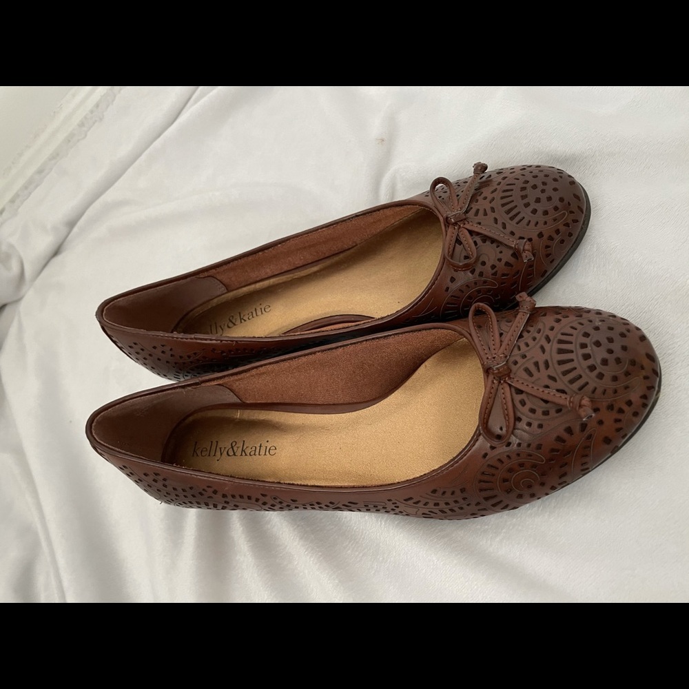 Kelly and Katie brown flats